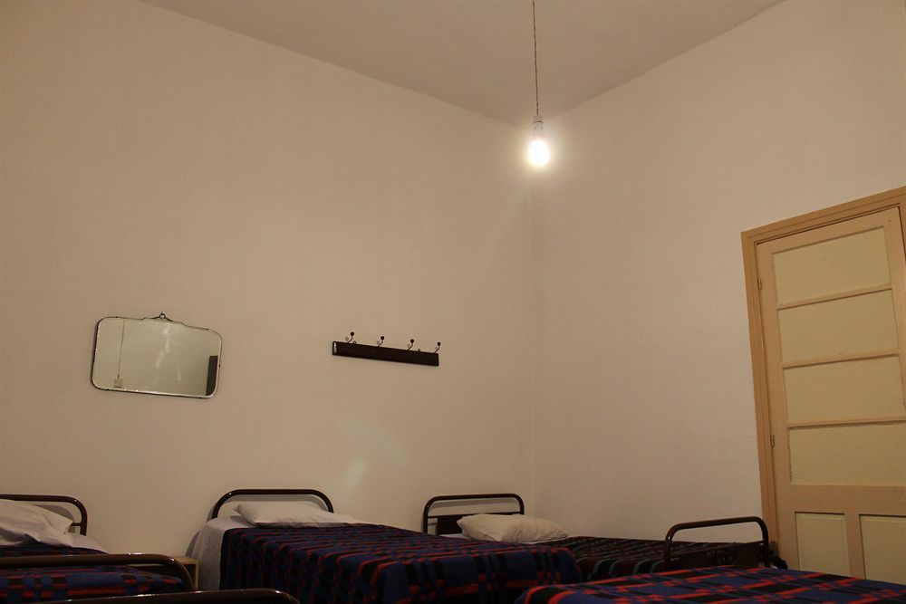 Trianon Hostel Пафос Екстериор снимка