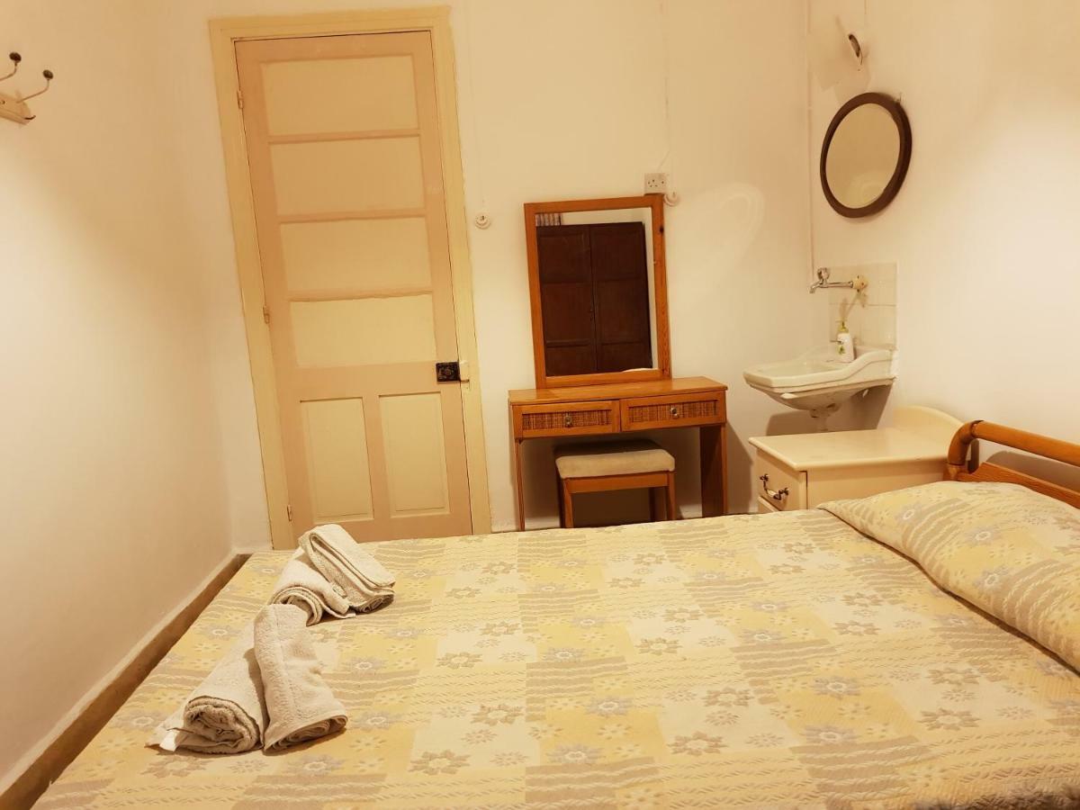 Trianon Hostel Пафос Екстериор снимка